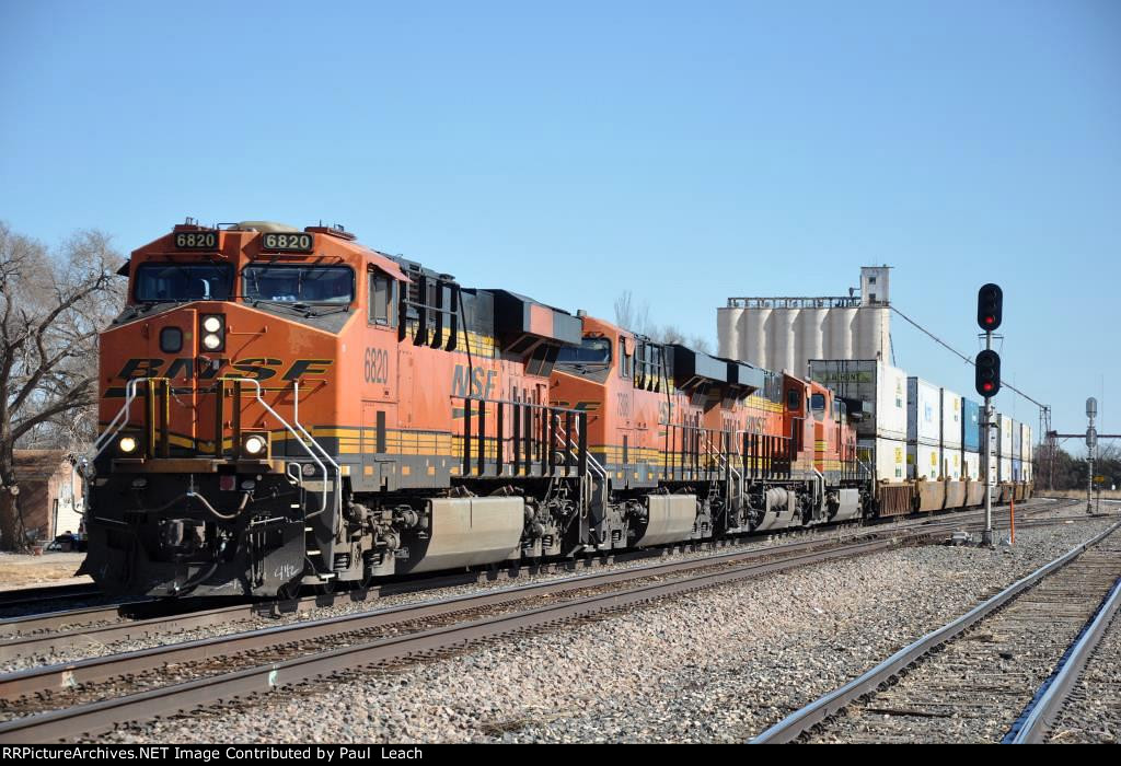 Intermodal rolls west through the curve